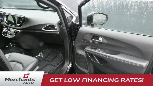 Used 2025 Chrysler Pacifica Select FWD image 14