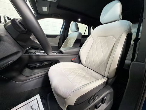 Used 2025 Volkswagen Atlas Cross Sport SEL Premium R-Line image 5