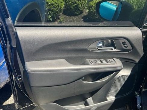 Used 2025 Chrysler Pacifica Select FWD image 3