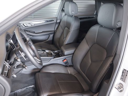 Certified 2025 Porsche Macan image 5