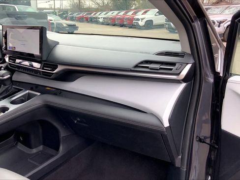 Used 2025 Toyota Sienna XLE image 18