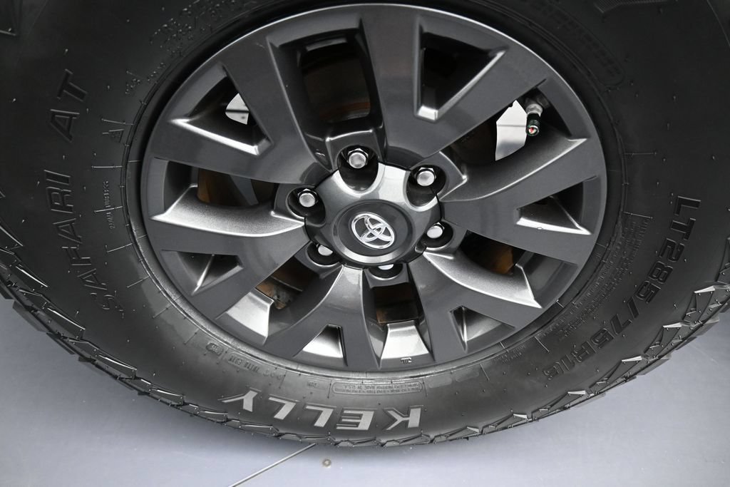 Used 2021 Toyota Tacoma SR5 w/ SR5 Appearance Package (SM) RWD image 41
