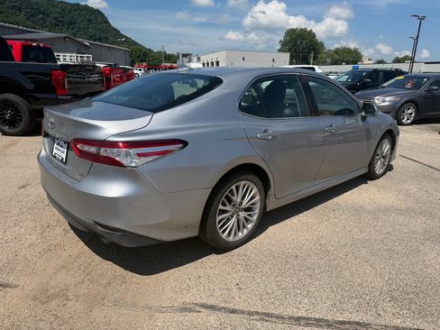 Used 2019 Toyota Camry XLE FWD image 3