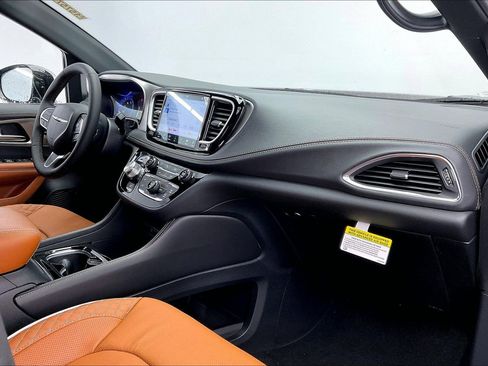 New 2026 Chrysler Pacifica Pinnacle image 6