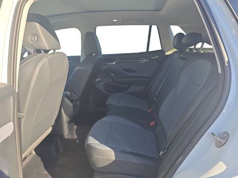 New 2025 Volkswagen Tiguan SE image 3