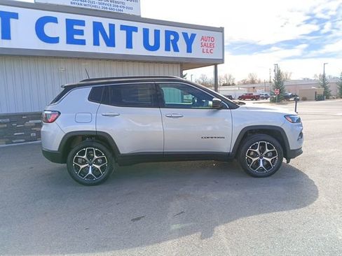 Used 2025 Jeep Compass Limited image 12