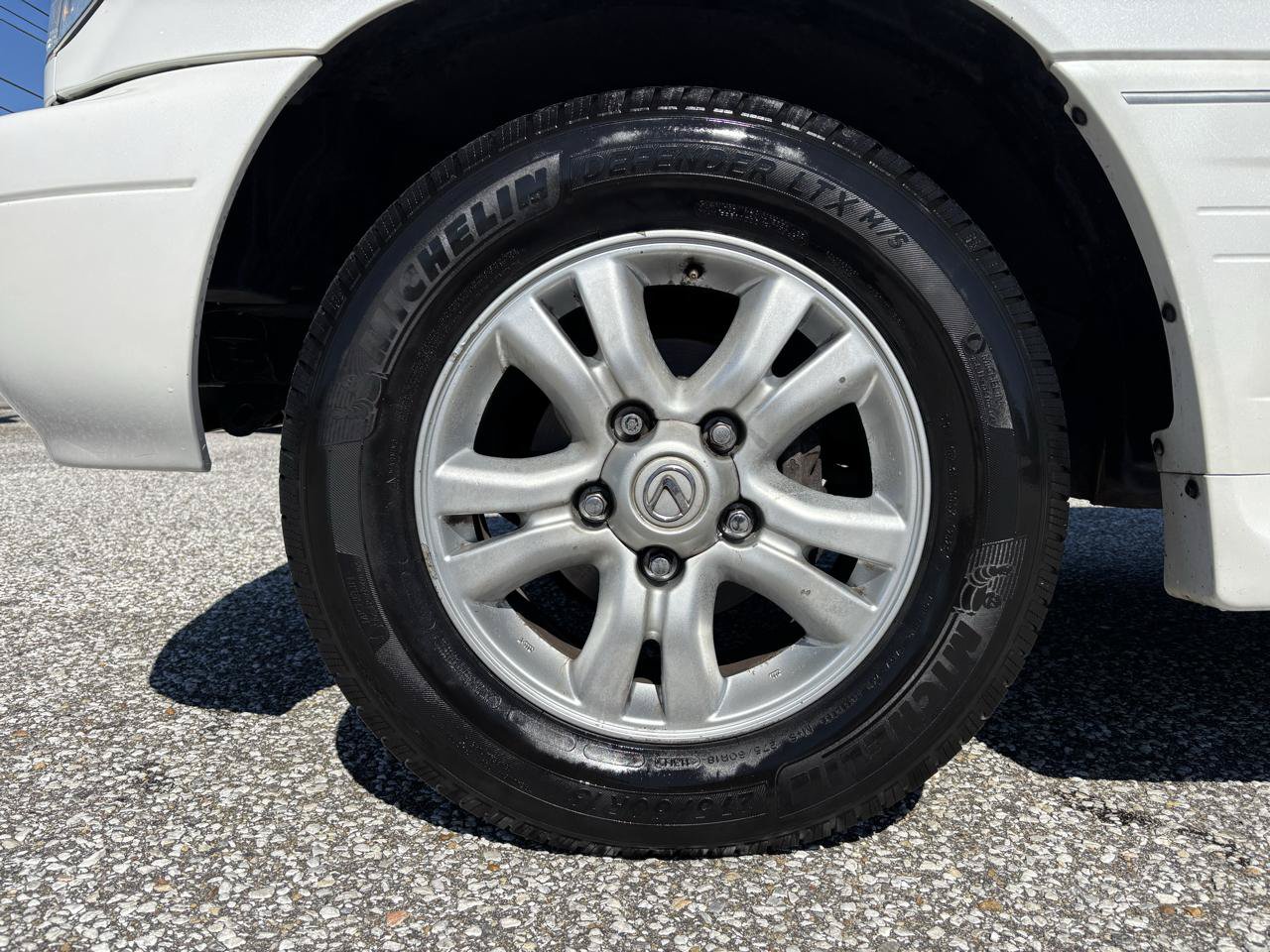 Used 2004 Lexus LX 470 4WD w/ Preferred Accessory Pkg image 33