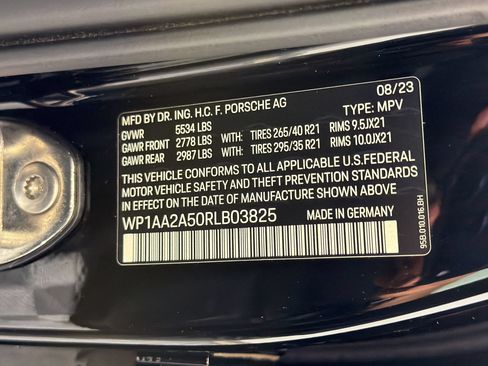 Certified 2024 Porsche Macan AWD/4WD image 27