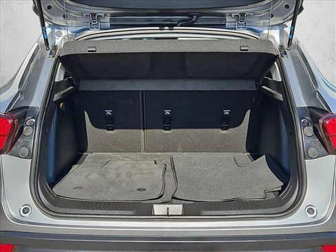 Used 2025 Chevrolet Trax LT FWD image 10