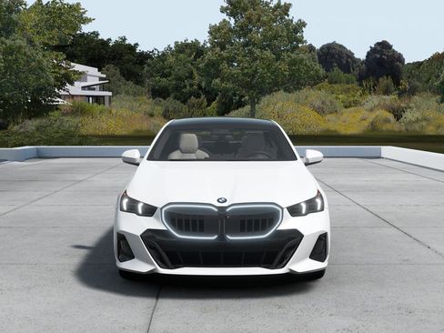 New 2026 BMW 550e xDrive 550e xDrive Sedan image 3
