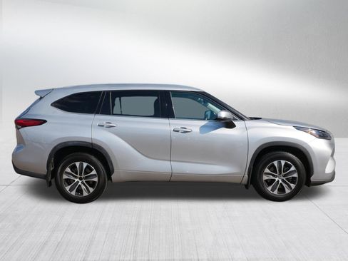 Used 2021 Toyota Highlander XLE AWD/4WD image 8