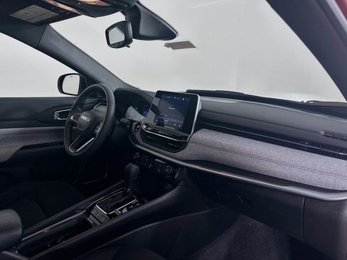 Certified 2025 Jeep Compass Sport image 34