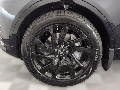 Certified 2025 Land Rover Discovery Dynamic SE image 10