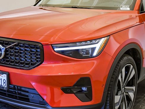 Certified 2025 Volvo XC40 B5 Ultra w/ Climate Package image 9