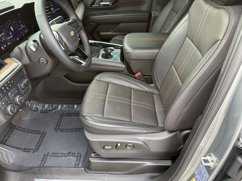 Certified 2025 Chevrolet Suburban High Country image 10