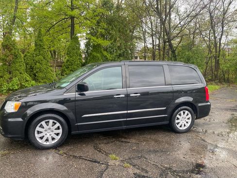Used 2016 Chrysler Town & Country Touring w/ Driver Convenience Group FWD image 2