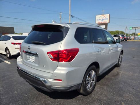 Used 2019 Nissan Pathfinder SL FWD image 5