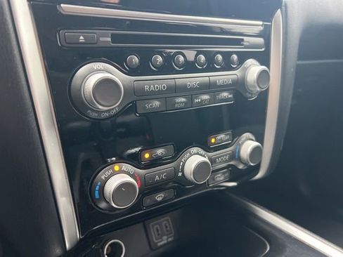 Used 2018 Nissan Pathfinder SV image 19