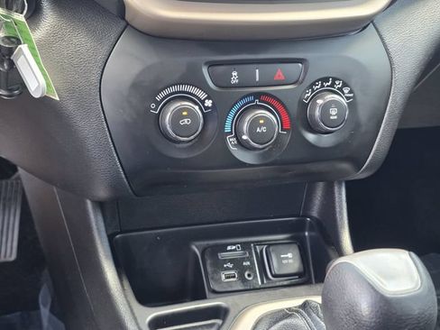 Used 2018 Jeep Cherokee Latitude FWD image 18
