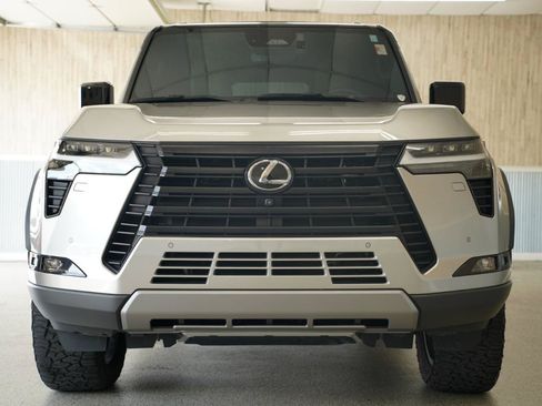 Used 2024 Lexus GX 550 AWD/4WD image 3