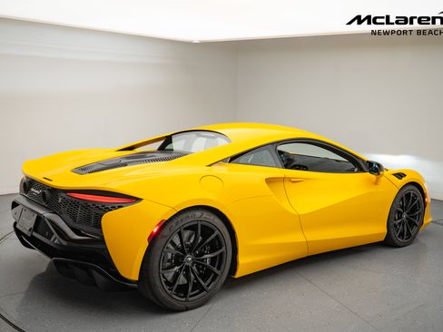 Used 2024 McLaren Artura image 17
