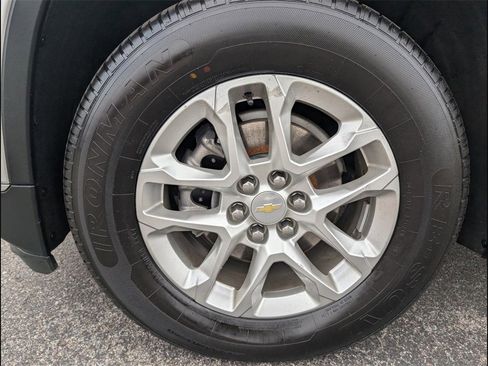 Used 2021 Chevrolet Traverse LT image 25