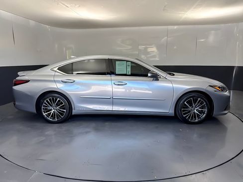 Used 2022 Lexus ES 300h w/ Premium Package FWD image 2