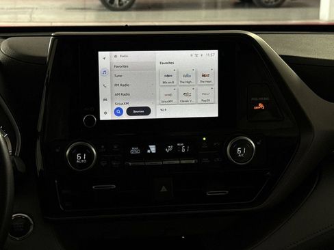 Used 2023 Toyota Highlander XLE AWD/4WD image 18