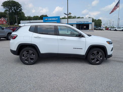 Used 2022 Jeep Compass Latitude AWD/4WD image 2