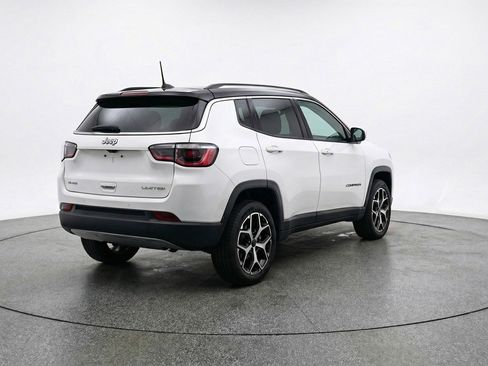 Used 2025 Jeep Compass Limited image 9