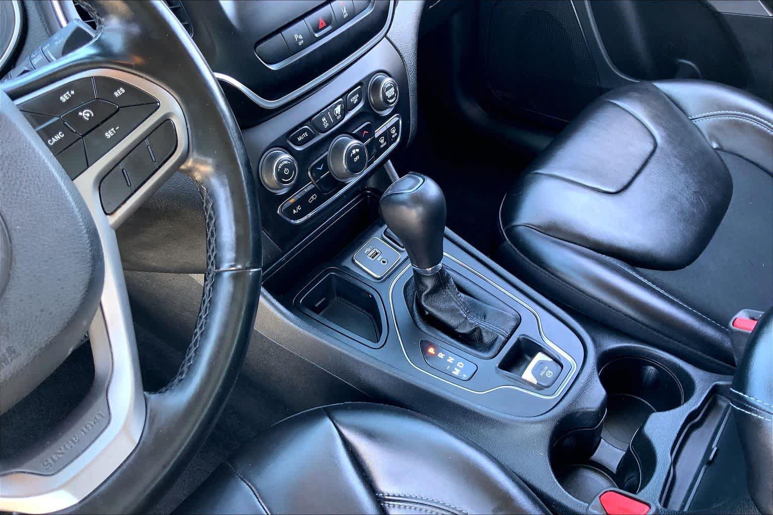 Used 2021 Jeep Cherokee Latitude Plus FWD image 16