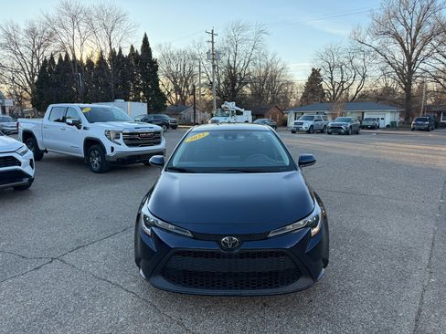 Used 2022 Toyota Corolla LE image 2