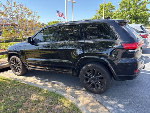 Used 2021 Jeep Grand Cherokee Laredo X image 2