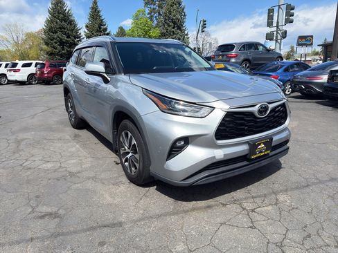 Used 2021 Toyota Highlander XLE AWD/4WD image 11