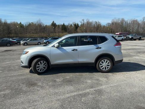 Used 2016 Nissan Rogue S w/ S Family Package image 4