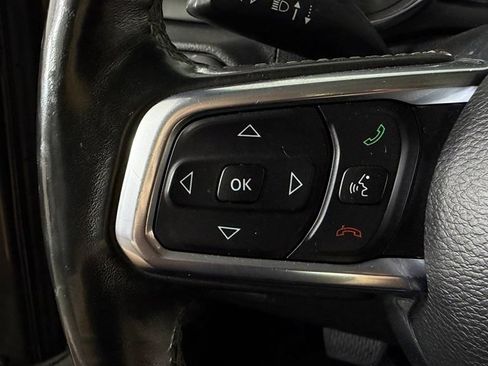 Used 2019 Jeep Wrangler Unlimited Sahara w/ Dual Top Group AWD/4WD image 17