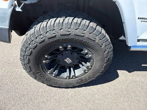 Used 2017 Jeep Wrangler Unlimited Sahara w/ Mopar Chrome Edition Group AWD/4WD image 3