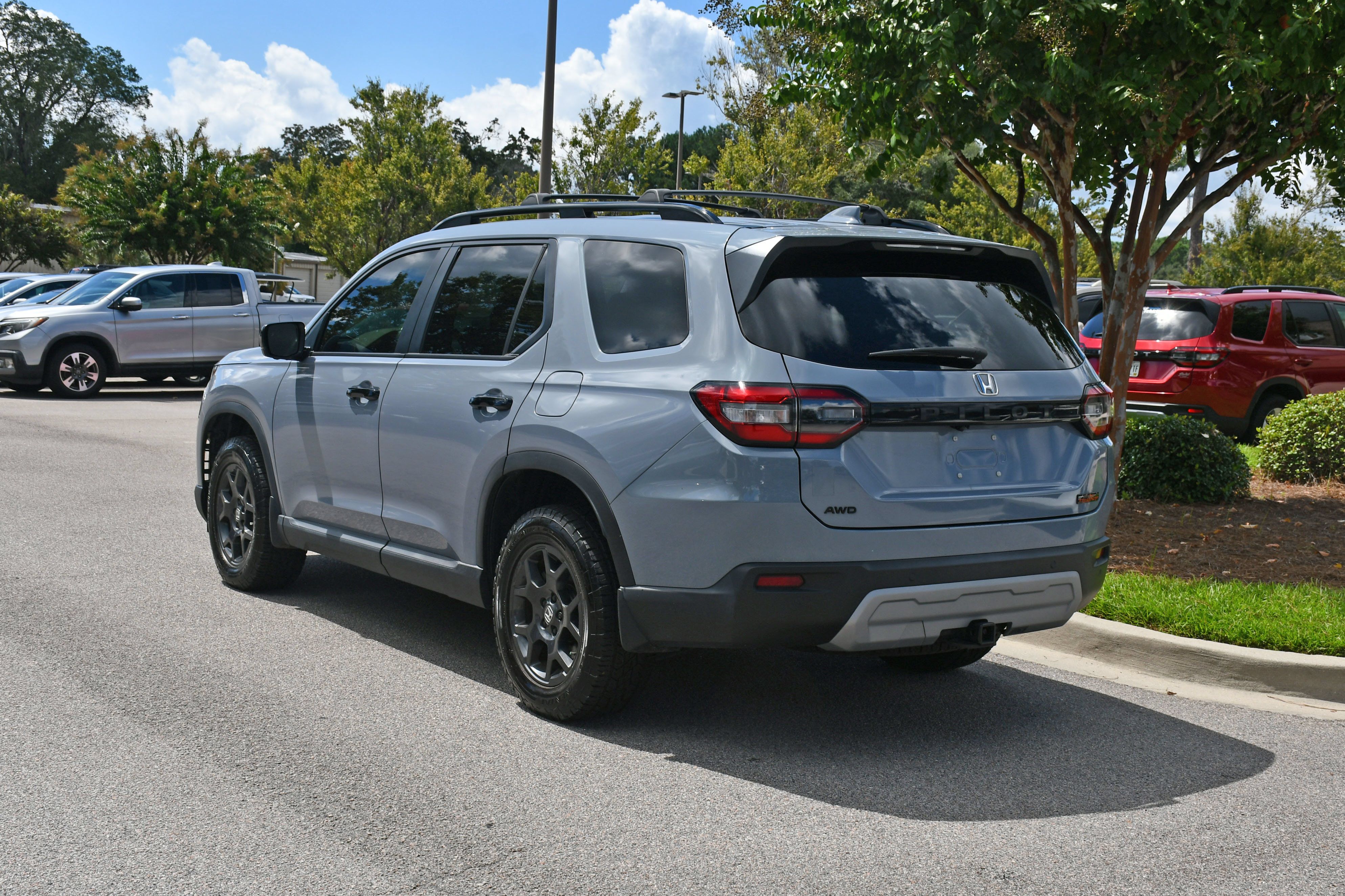 Used 2025 Honda Pilot TrailSport image 3