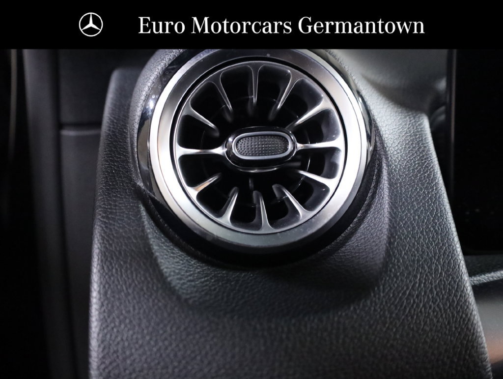 Used 2023 Mercedes-Benz GLB 250 4MATIC w/ Premium Package image 11