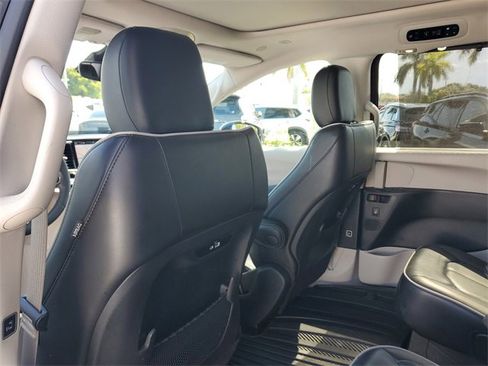 Used 2023 Chrysler Pacifica Limited image 17