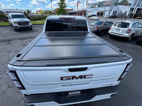 Used 2022 GMC Sierra 1500 AT4 w/ AT4 Premium Package AWD/4WD image 10