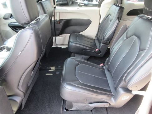 Used 2023 Chrysler Pacifica Touring-L FWD image 12