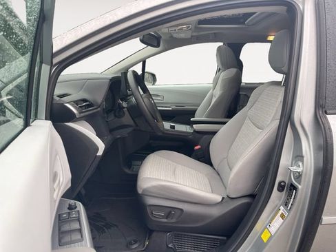 Used 2025 Toyota Sienna LE w/ LE Plus Package FWD image 9