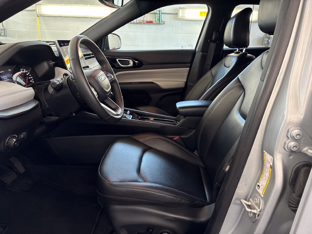 Used 2025 Jeep Compass Limited AWD/4WD image 13