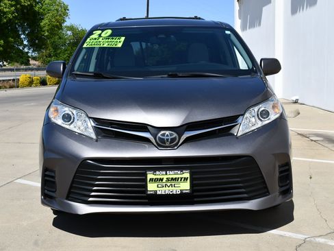 Used 2020 Toyota Sienna LE w/ Carpet Mat Package FWD image 3