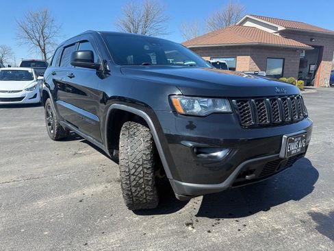 Used 2020 Jeep Grand Cherokee Laredo AWD/4WD image 3