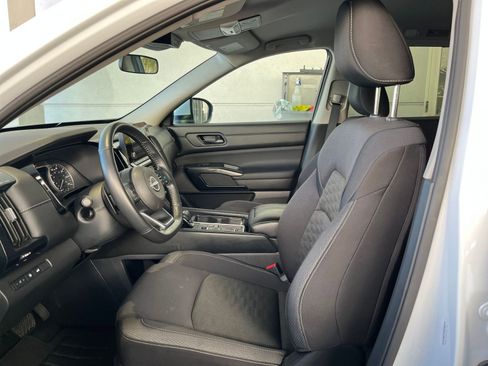 Used 2025 Nissan Pathfinder SV image 27