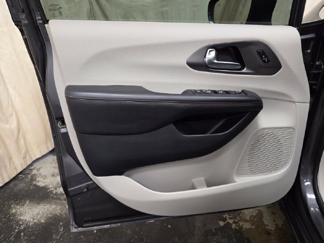 Used 2020 Chrysler Pacifica Touring-L Plus FWD image 12