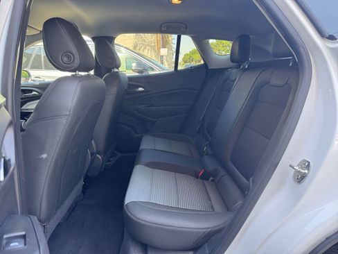 Used 2025 Chevrolet Trax LT w/ LT Convenience Package image 25