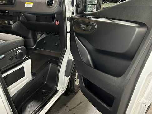 Used 2025 Mercedes-Benz Sprinter 2500 image 10
